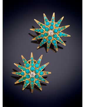 99-BELLOS PENDIENTES EN FORMA DE ESTRELLA CUAJADOS DE TURQUESAS Y CON CENTRO DE BRILLANTE sobre una montura en oro amarillo de 18K.