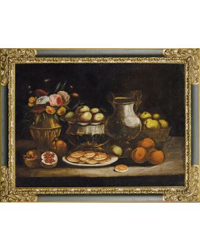 2136-ESCUELA ESPAÑOLA S. XIX Bodegón de mesa con florero y frutas" Óleo sobre lienzo. Medidas: 60 x 83 cm."