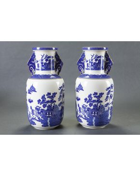 2106-Lote de dos jarrones en porcelana china blanca y azul, circa 1900. Uno con decoración de pájaros en paisaje y otro con escenas cotidianas. Altura mayor: 44 cm. 