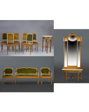 2188-Salón estilo Luis XVI. España, c. 1900. En madera tallada y dorada. Realizado con motivo de la visita del rey Alfonso XIII al casino de Almeria. Compuesto por: Tresillo, mesa redonda con tapa el 