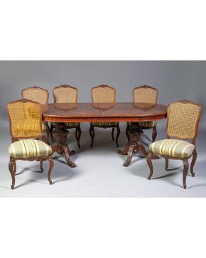 2081-Lote de dos muebles orientales compuesto por mesita auxiliar de tres  alturas y silla con profusa labor de talla. Altura silla: 92 cm.