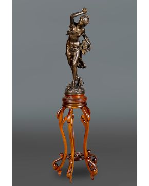 621-MATHURIN MOREAU (Dijon, 1822 - París, 1912) Dama con flores y frutas  Escultura en metal pavonado. Firmada. Sobre peana en madera. Medidas escultura: 80x32x30 cm. 