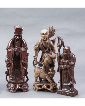 2037-Lote de tres figuras en madera tallada. China, s. XX Ancianos y domador" Altura mayor: 31 cm. "