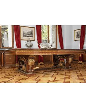 2044-Gran mesa de comedor francesa de principios de s. XX. Con exquisita marquetería en el faldón con perfiles de bronce y dos patas en forma de volutas con madera tallada y dorada. Extensible (no 