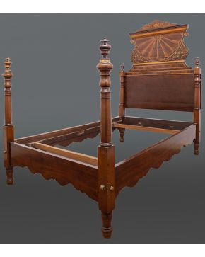 1133-Cama mallorquina Reina Gobernadora , mediados s. XIX. Pináculos en las esquinas y copete con refinada marquetería en madera de limoncillo. Medidas: 186x121x181 cm. 