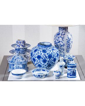 2085-Variado lote de porcelana blanca y azul, algunas piezas orientales y otras con marcas de Vista Alegre (Portugal). Formado por diversos objetos: composición con platos y cuencos, 3 recipientes 