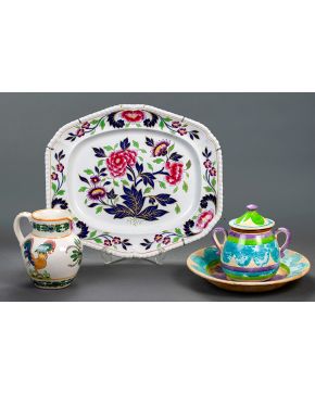 2097-Lote en cerámica y porcelana portuguesa e inglesa formado por: gran bandeja, recipiente con tapa, plato a juego y jarra. Con marcas. Altura jarra: 21 cm. Medidas bandeja: 53x46 cm.