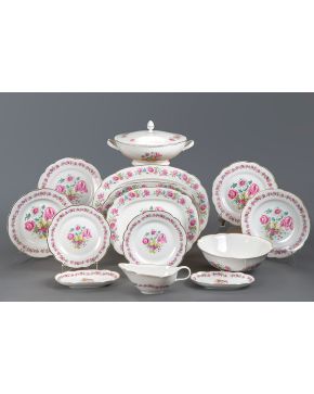 855-Vajilla en porcelana centroeuropea, con decoración de flores y alero de guirnalda. Con marcas. Algún piquete. De 12 servicios, compuesta por: 24 platos llanos, 12 hondos, 12 de postre, 2 rabaneras