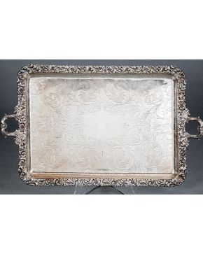 649-Importante bandeja rectangular con asas en plata española punzonada con marcas de J. Sellán, Madrid, Villa y Corte, 1854. Con exquisita labor de grabado en campo de motivos vegetales y trabajo rel