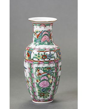 2087-Jarrón chino en porcelana de Macao c. 1950. Altura: 26 cm.