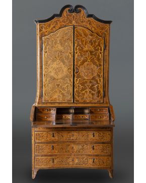 852-Exquisto bureau cabinet italiano. s. XVIII. En madera, madera de raíz y ebonizda. Tres registros de cajones inferiores, escritorio abatible compartimentado al interior y parte superior con dobl