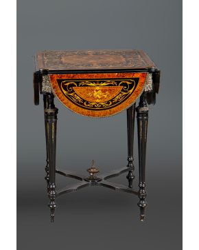 840-Decorativa mesa de alas, Francia, II Imperio, c. 1860. En madera de nogal y palosanto, con decoración en marqueterías de maderas de raíz, frutales y teñidas. Patas unidas por chambrana rematada