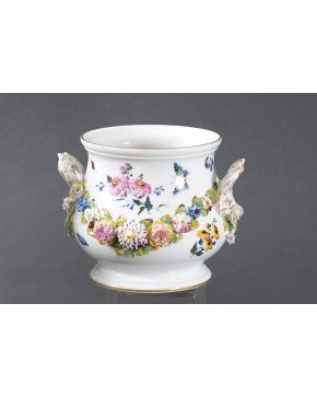 623-Recipiente con asas en porcelana esmaltada decorado con gurinaldas deflores y decoración de insectos en relieve. Con marcas. Altura: 17 cm.