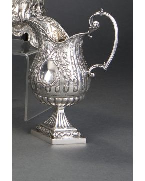 471-Antigua jarrita en plata sterling estilo Luis XVI. Decoración cincelada con decoración laureada y de orlas con lazo.  Peso:  245 gr.  Altura: 18 cm.