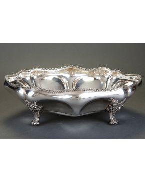 856-Centro de mesa de forma oval en plata española punzonada de Agruña sobre patitas con decoración vegetal y rocalla. Peso: 695 grs, Medidas: 12x26,5x29cm