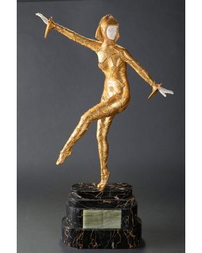 708-SIGUIENDO MODELOS DE DEMETRE CHIPARUS (1886-1947) Solo  Gran figura crisoelefantina en bronce y marfil. Esmaltada al frío sobre peana en en mármol negro de Portoro y ónix. Con certificado CI