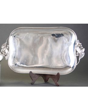 315-Bandeja rectangular en plata española punzonada con marcas Pérez Fernández sobre cuatro patitas vegetales y asas en forma de hojas y frutos.  Peso: 750 gr. Medidas: 7x25x43 cm.