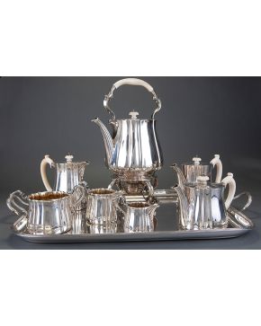 408-Importante juego de café y té en plata inglesa punzonada con mangos y pomos en marfil. c. 1910.  Se compone de gran samovar, tetera, cafetera, chocolatera, dos jarritas y azucarero con marcas d