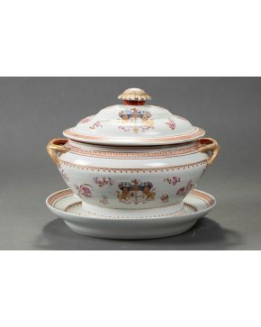 424-Conjunto de sopera y bandeja realizado en porcelana siguiendo modelos de Compañía de Indias , c. 1900. Medidas: 26x34 cm.     