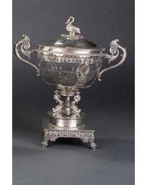 353-Centro de mesa en plata. Francia, s. XIX. Con marcas.  Con recipiente en cristal tallado y montura y tapa en plata con decoración de cisne, animales acuáticos, palmetas y patas de garra.  Pe