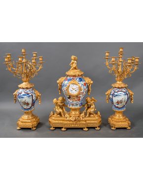 825-Importante reloj de sobremesa, de excepcional tamaño, con guarnición de candelabros de 7 luces en bronce dorado al mercurio y porcelana esmalta Imari, C. 1870.  Firmado en la esfera: Hri. Luppe