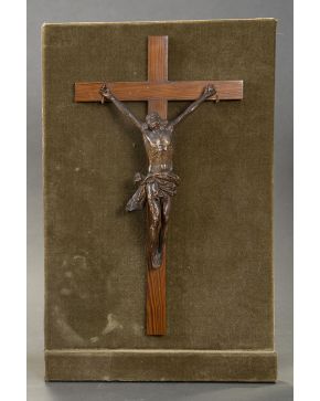 502-Crucificado en madera tallada sobre soporte textil según Francisco Ruiz Gijón. Alguna falta. Altura: 30 cm 