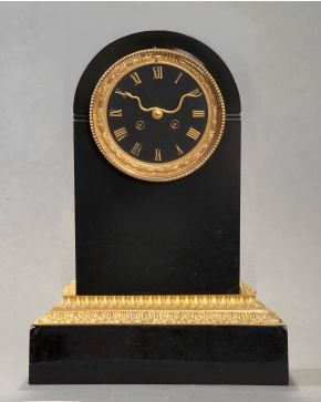 735-Reloj de sobremesa Directorio, Francia c. 1800 En mármol negro y bronce dorado. Medidas: 48,5 x 15 x 30,5 cm. 