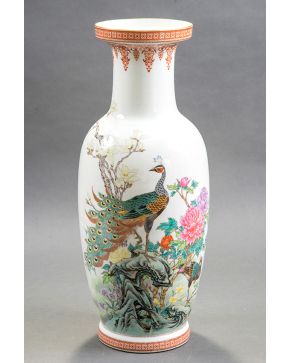 370-Jarrón en porcelana china, c. 1900. Decoración de pavo real en paisaje en el anverso, y decoración epigráfica en el reverso. Con sello. Altura: 65 cm.