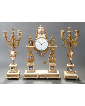 810-Gran reloj con guarnición de candelabros de 5 luces estilo Luis XVI en mármol blanco, bronce dorado y aplicaciones de placas de weedgood. Francia, s. XIX. Con llave y péndulo. Esfera con numera