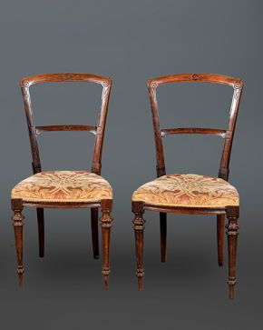 2308-Pareja de sillas en madera tallada, c. 1900, con decoración grabada y asientos forrados en terciopelo adamascado. Altura: 86 cm.