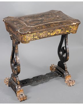 419-Costurero filipino del s. XIX en madera tallada y lacada en negro con decoración de chinosseries tanto en exterior como interior, patas en forma de lira. Algún desperfecto. Medidas: 69x46x65 cm