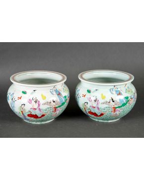 2340-Pareja de peceras en porcelana china con decoración de figuras masculinas, animales e inscripciones. Altura: 21,5 cm.