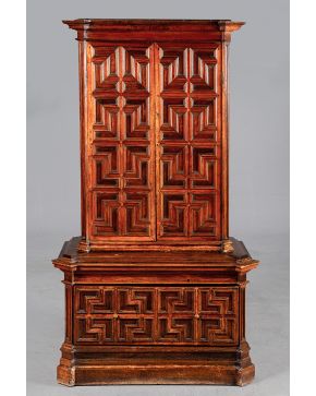 530-Importante mueble de sacristía S.XVI de cuarterones formado por dos cuerpos en madera natural. Doble puerta superior y cajones inferiores.  Medidas: 200x115x62 cm 