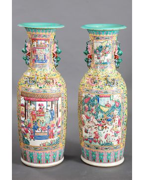 388-Gran pareja de jarrones en porcelana china, Familia Rosa, Dinastía Qing, c. 1900. Decoración de guerreros y escenas en reserva sobre fondo con profusa decoración de elementos florales y vegetal