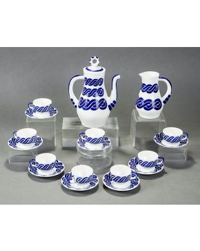 2278-Juego de café en porcelana esmaltada de sargadelos con decoración de trenzas azules. Formado por: ocho servicios de café, cafetera y lechera.  Altura mayor: 27 cm 