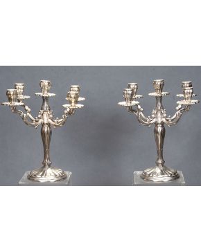 997-Pareja de candelabros de cinco luces en plata española punzonada con marcas de Durán. Decoración vegetal. Peso total: 2,275 Kg. Altura: 31 cm.