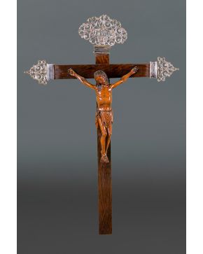 477-Cristo en madera de Boj del S.XVII sobre cruz en madera y remates en plata.  Medidas talla: 27x20 cm  Medidas Cruz: 66x45 cm 