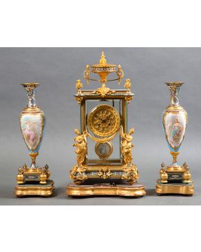 799-Reloj con guarnición de Le Palais Royal de la Habana c. 1880. Esta guarnición es un conjunto formado por dos jarrones de Sévres pintados a mano por el maestro Collot, péndulo del reloj S.XVIII cuy