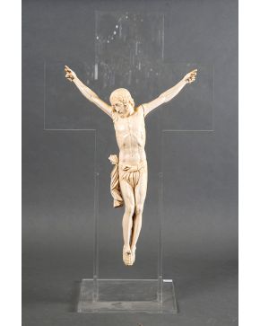 448-Escuela Hispano-Filipina, primera mitad del siglo XVIII. Cristo Crucificado   Escultura en marfil tallado. Cristo muerto con 3 clavos y el extremo del perizonio ondeando en la cintura. Rostr