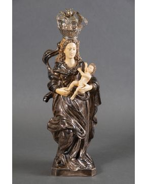 573-ESCUELA PORTUGUESA S.XVIII Virgen con niño   Escultura tallada en marfil y cuerpo y corona en plata punzonada.  Altura con corona: 54 cm 