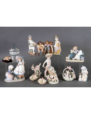 2287-LLADRÓ Lote de cuatro figuras en porcelana, valencianos y niños duermiendo. Altura: 19 cm.