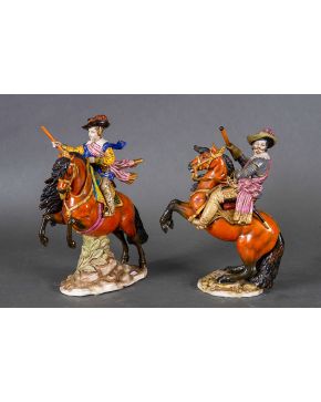 2195-Pareja de figuras en porcelana policromada, Infante Baltasar Carlos y Conde Duque de Olivares. Altura: 32 cm.