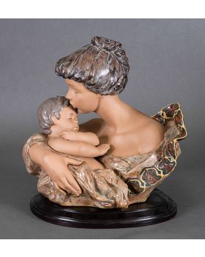 2352-LLADRÓ Madre con niño. Escultura en porcelana mate. Medidas: 21 cm.