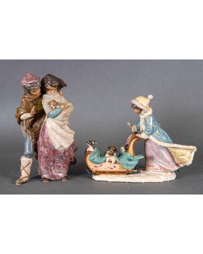 2269-LLADRÓ Lote de dos figuras en porcelana: mujer con trineo y pareja con perrito.  Medidas: 36 cm.