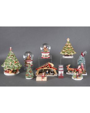 2230-VILLEROY & BOCH “Navidad” Lote de dos figuras navideñas en porcelana, árbol y bola de cristal. Medidas: 31 cm.