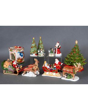 2245-VILLEROY & BOCH “Navidad” Lote de cinco figuras navideñas en porcelana: dos árboles, dos bolas de cristal y Santa Claus. Medidas: 21 cm. 