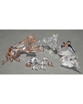 2220-SWAROVSKI" Lote formado por pareja de aves exóticas y trío de peces. "