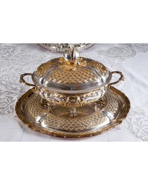 795-Exclusiva gran sopera o centro de mesa con presentador oval en plata sterling y baño de oro de TANE, México. Según modelo de Françoise-Thomas Germain, 1746. Pieza exclusiva y original, irreproduci