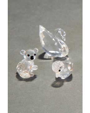 2222-SWAROVSKI" Lote formado por tres animales: un cisne, un koala y un pajarito. "