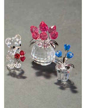 2224-SWAROVSKI" Lote formado por un jarrón de flores rosas, otro de tulipanes azules y un oso de San Valentín. "